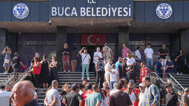 İzmir Buca'da maaş alamadıkları için iş bırakan işçilerin eylemi 7. gününde