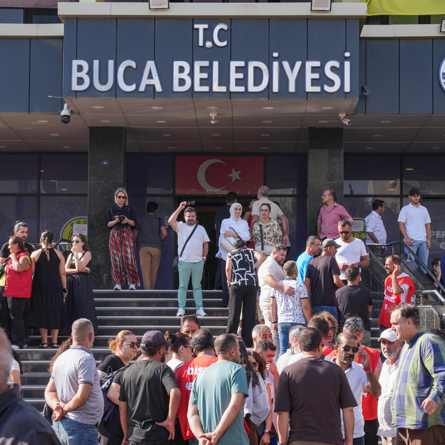 İzmir Buca'da maaş alamadıkları için iş bırakan işçilerin eylemi 7. gününde...