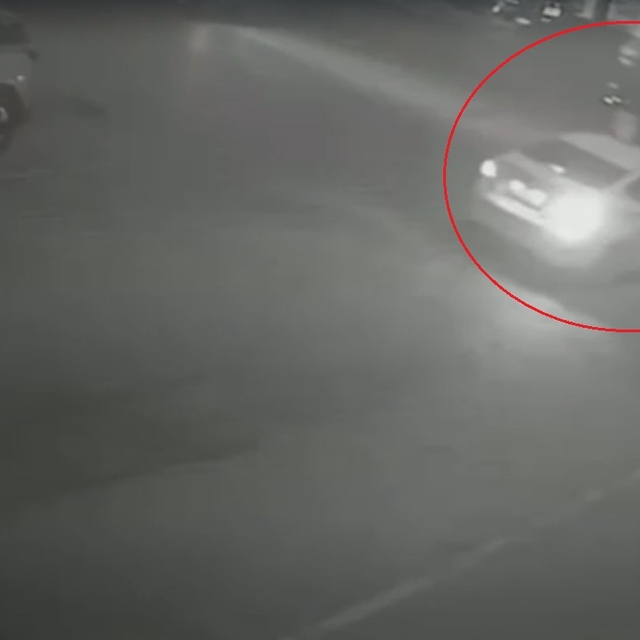 Belediye başkanının makam aracına, otomobil çarptı; kaza kamerada