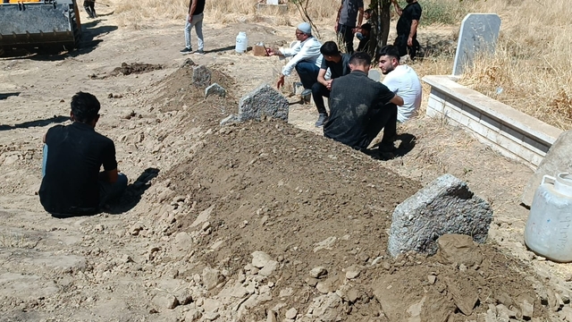 Batman'da silahlı saldırıda ölen çift ile 2 çocuğu toprağa verildi, gözaltı sayısı 24'e çıktı (2)