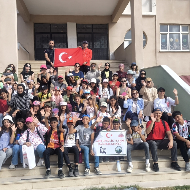 Öğretmen ve öğrenciler Ağrı Dağı eteklerinde çevre temizliği yaptı