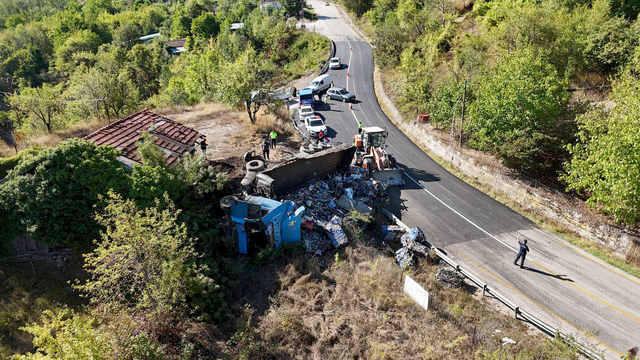 Karabük'te devrilen hurda yüklü tırın sürücüsü yaralandı