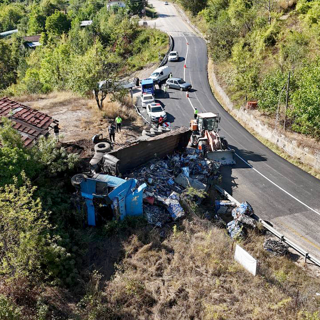 Karabük'te devrilen hurda yüklü tırın sürücüsü yaralandı