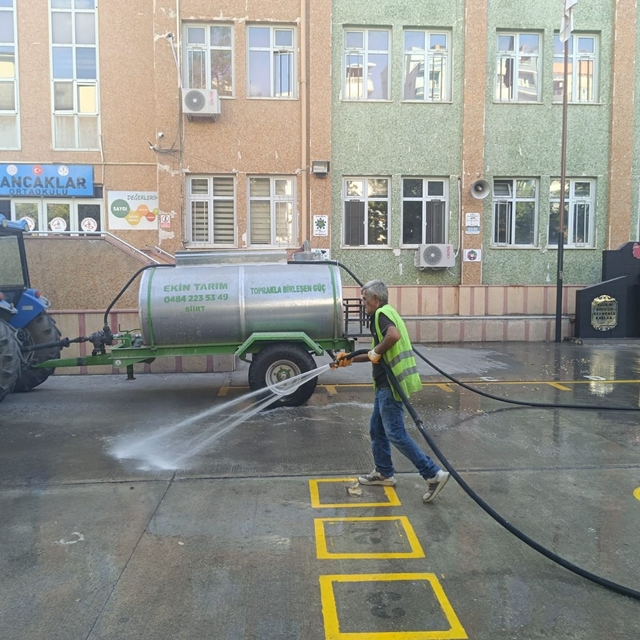Siirt Belediyesi okullarda temizlik yaptı