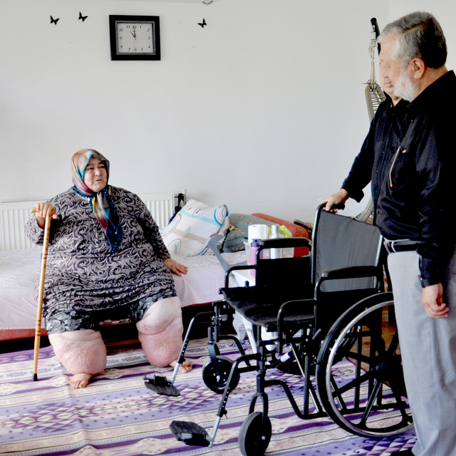 3 yıldır evden çıkamayan fil hastası kadının tekerlekli sandalye sevinci