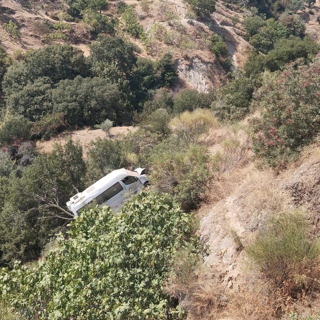 Aydın'da uçuruma yuvarlanan öğrenci servisindeki 5 kişi yaralandı