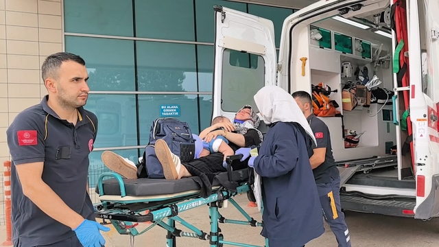 2 kardeş, yaralanan anne ve babalarının kucağında hastaneye getirildi