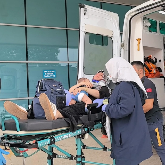 2 kardeş, yaralanan anne ve babalarının kucağında hastaneye getirildi