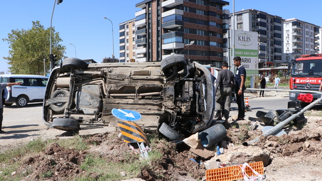 Kilis'te otomobil ile hafif ticari aracın çarpıştığı kazada 3 kişi yaralandı