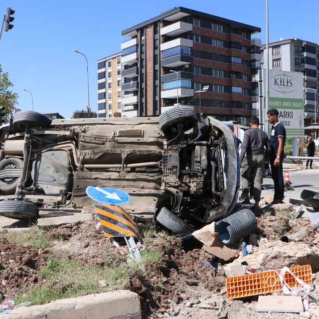 Kilis'te otomobil ile hafif ticari aracın çarpıştığı kazada 3 kişi yaraland...