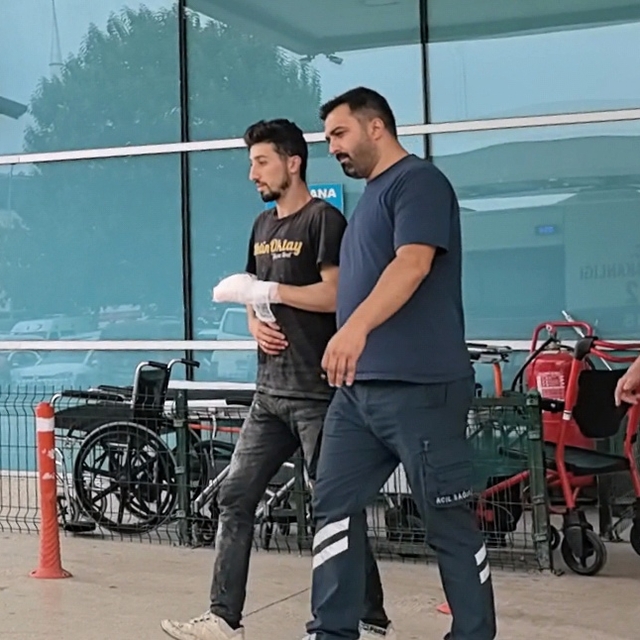 Elini yatar testereye kaptıran iş yeri sahibi yaralandı