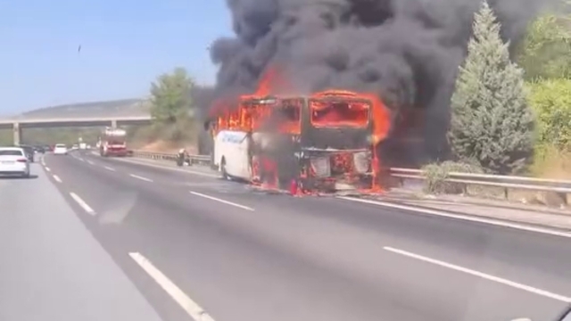 Otoyolda yolcu otobüsü alev alev yandı