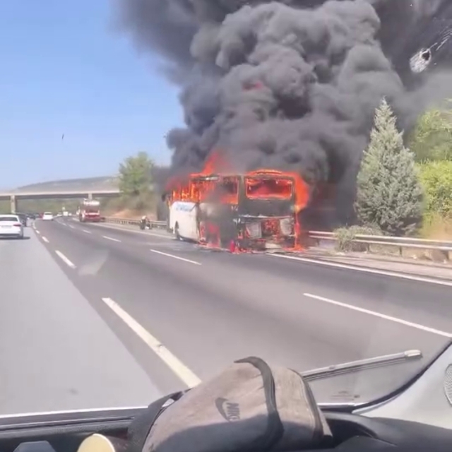 Otoyolda yolcu otobüsü alev alev yandı