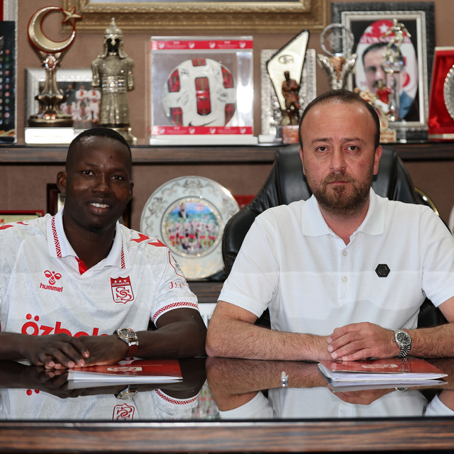 Sivasspor, kadrosuna kattığı Aly Malle için imza töreni düzenledi