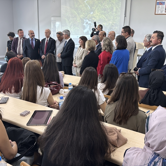 TÜ Sağlık Bilimleri Fakültesi'nde yeni yapılan amfiler düzenlenen törenle a...