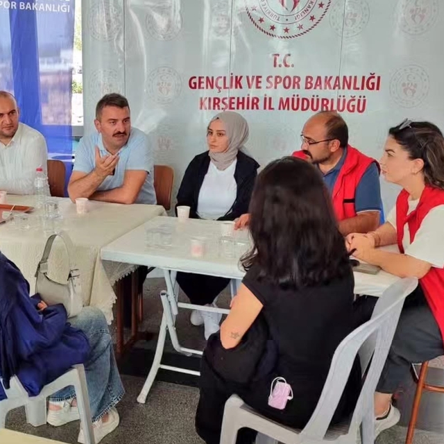 Üniversite eğitimi için Kırşehir'e gelen öğrenciler otogarda karşılanıyor