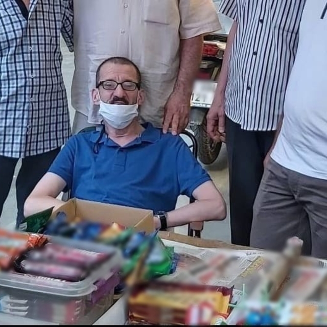 Engelli seyyar satıcının tezgahında unuttuğu parası çalındı