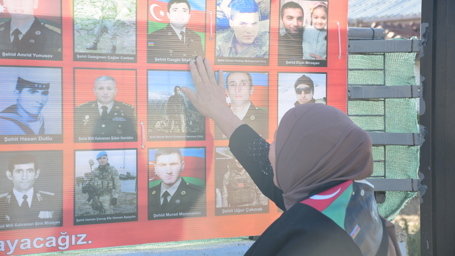 Evinin bahçesinde "Türkiye - Azerbaycan Şehitleri Fotoğraf Köşesi" oluşturdu
