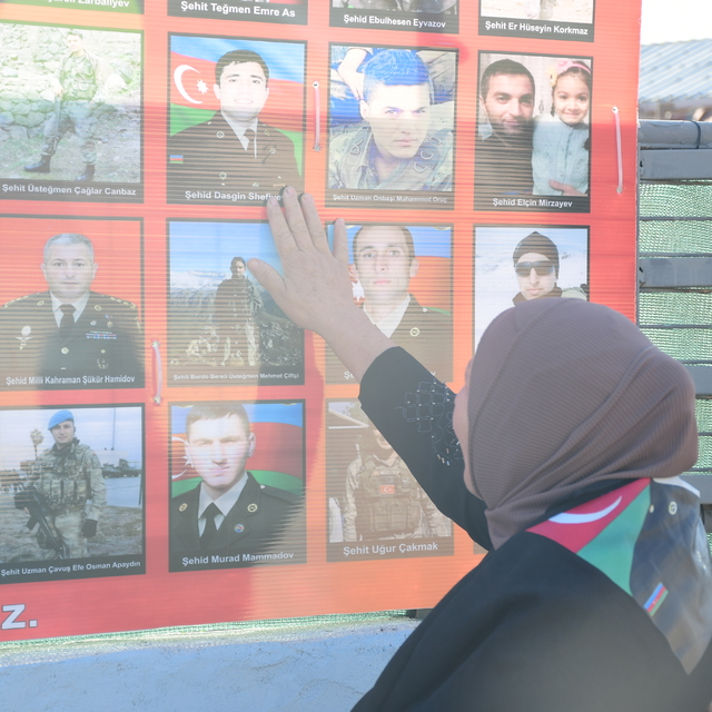 Evinin bahçesinde "Türkiye - Azerbaycan Şehitleri Fotoğraf Köşesi" oluşturd...
