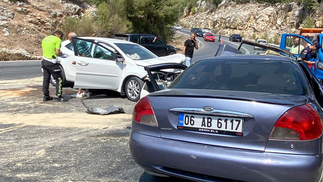 Otomobiller çarpıştı: 8 yaralı