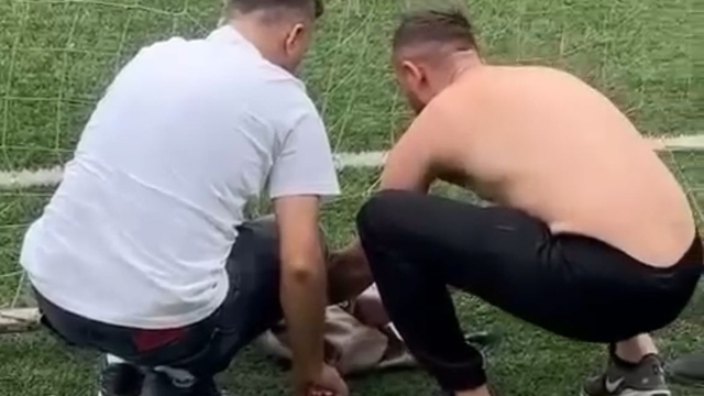 Kale filesine takılan kedi kurtarıldı; o anlar kamerada