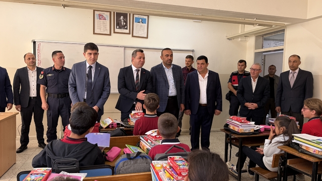 Alaçam'da 1800 öğrenciye kırtasiye yardımı yapıldı