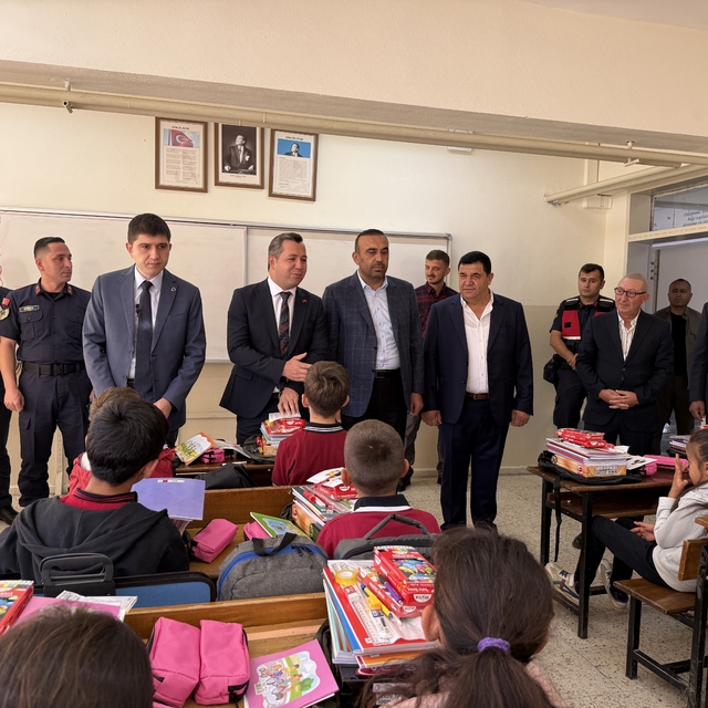 Alaçam'da 1800 öğrenciye kırtasiye yardımı yapıldı