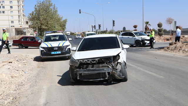 Kilis'te 2 otomobilin çarpıştığı kazada 1 kişi yaralandı