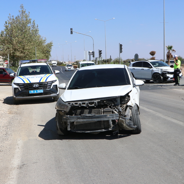 Kilis'te 2 otomobilin çarpıştığı kazada 1 kişi yaralandı