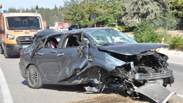 Hurdaya dönen otomobilin sürücüsü hafif yaralandı