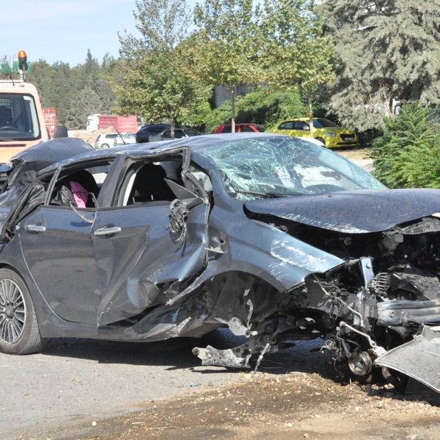 Hurdaya dönen otomobilin sürücüsü hafif yaralandı