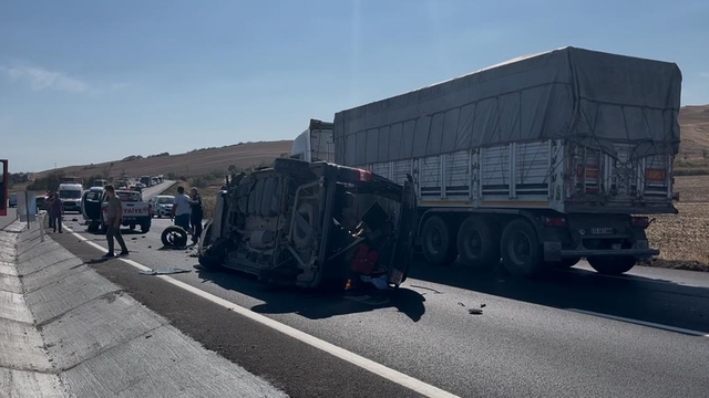 Tekirdağ'da 3 otomobilin karıştığı kazada 6 kişi yaralandı