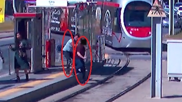 Tramvayı fark etmeyip karşıya geçmek isteyen vatandaşı, güvenlik görevlisi kurtardı; o anlar kamerada