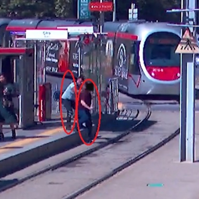 Tramvayı fark etmeyip karşıya geçmek isteyen vatandaşı, güvenlik görevlisi...