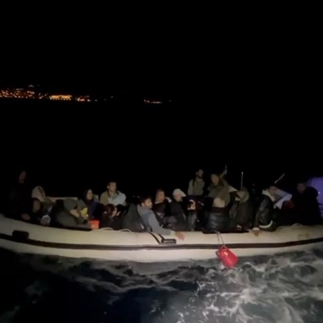 İzmir açıklarında 33 düzensiz göçmen kurtarıldı