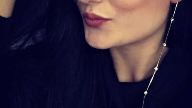 Takı dükkanının kadın sahibi ve 1 kişi iş yerinde ölü bulundu