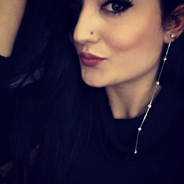 Takı dükkanının kadın sahibi ve 1 kişi iş yerinde ölü bulundu