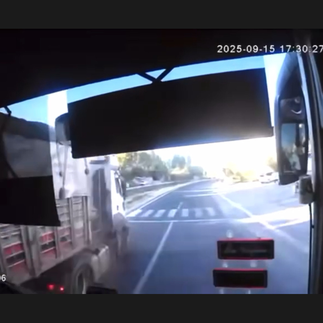 Malatya'da otobüse çarpıp şarampole devrilen TIR, alev aldı: 1 yaralı (2)