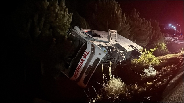 Afyonkarahisar'da midibüsün yolun kenarına devrilmesi sonucu 12 kişi yaralandı