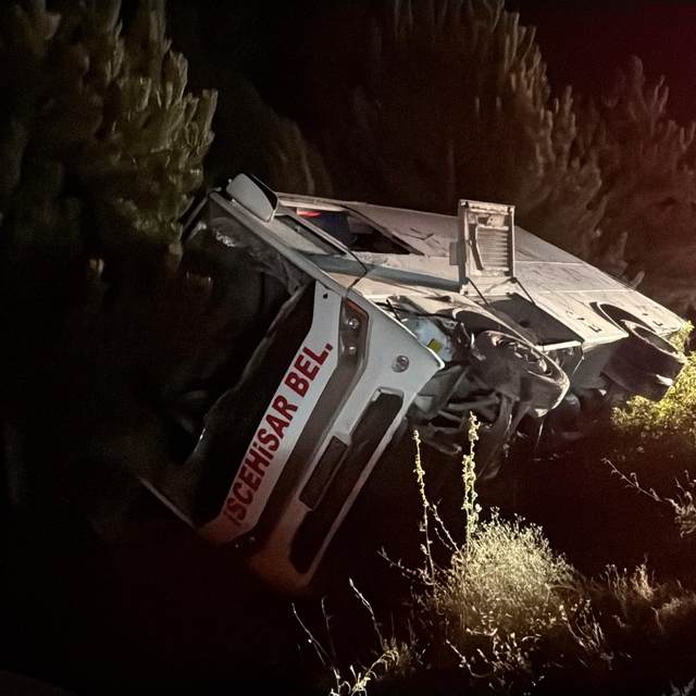 Afyonkarahisar'da midibüsün yolun kenarına devrilmesi sonucu 12 kişi yarala...