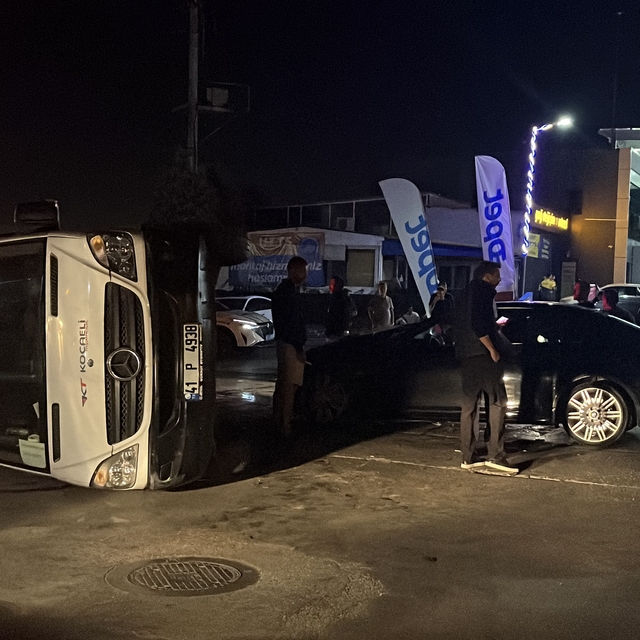 Otomobille çarpışan servis minibüsü devrildi; sürücü yaralandı