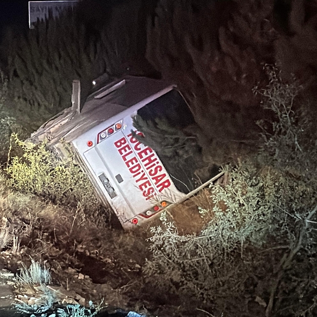 Afyonkarahisar'da yolcu midibüsü devrildi: 12 yaralı