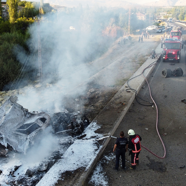 Malatya'da otobüse çarptıktan sonra duvara vuran tır yandı