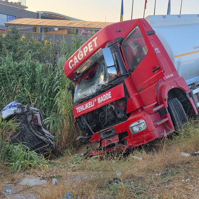 Aydın'da tanker ile yolcu minibüsünün çarpışması sonucu 3 kişi yaralandı