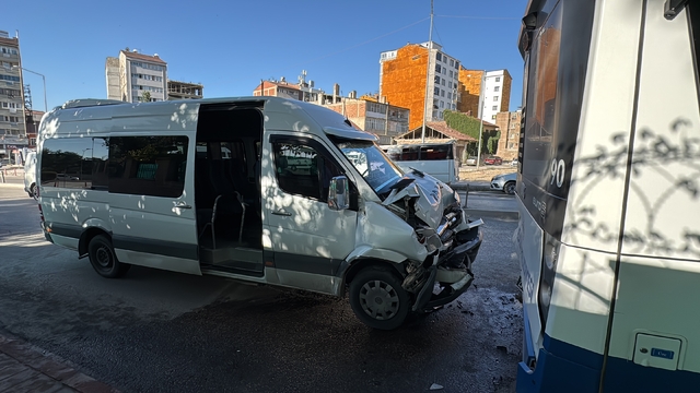 Elazığ'da belediye otobüsüne çarpan minibüsteki 8 kişi yaralandı