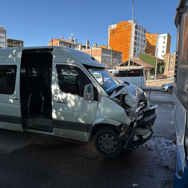 Elazığ'da belediye otobüsüne çarpan minibüsteki 8 kişi yaralandı