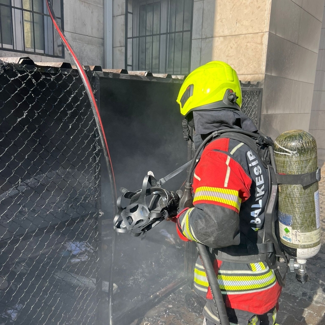 Edremit Adalet Sarayının bahçesindeki geri dönüşüm alanında çıkan yangın sö...