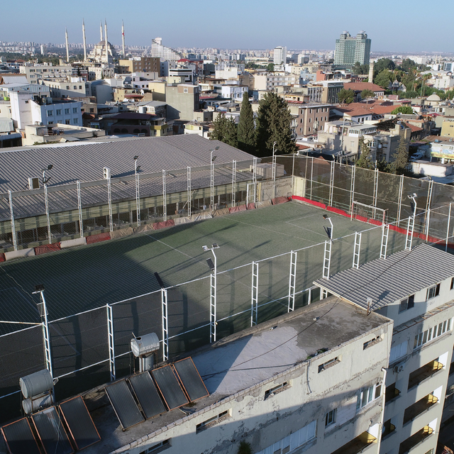 Adana'nın tarihi dokusunun arasındaki 5 katlı binanın damında futbol