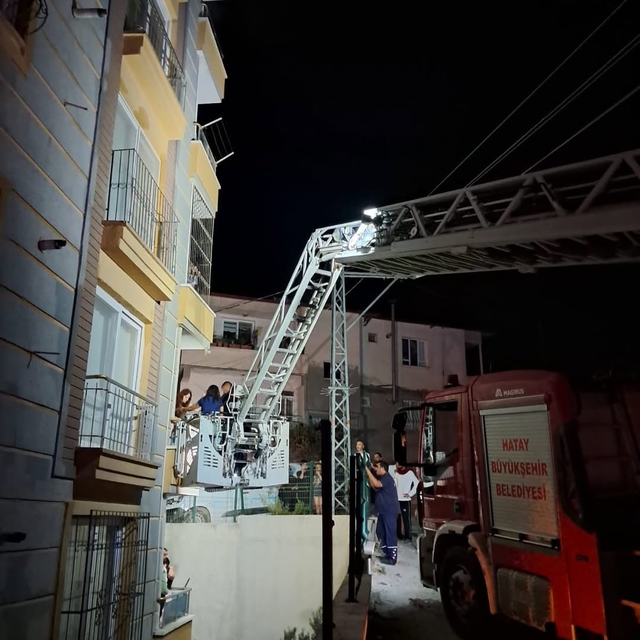 Hatay'da aparmanda çıkan yangında dumandan etkilenen 4 kişi hastaneye kaldı...