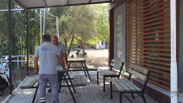 Kumluca'da mahallelere bank ve ormancı masası dağıtıldı